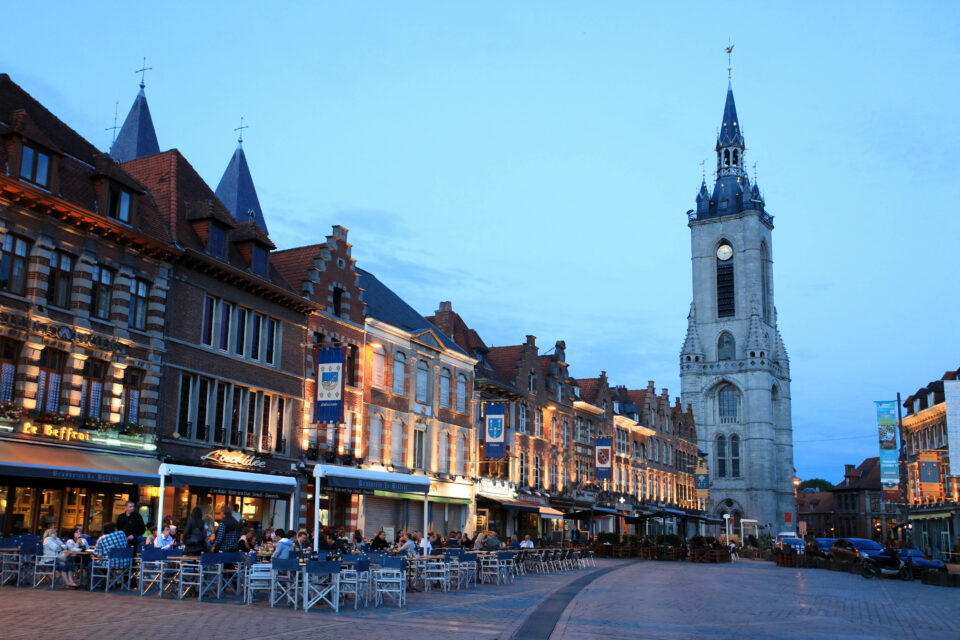 Terrasse sur la place de Tournai