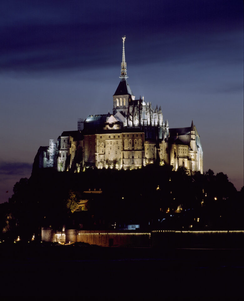 Vue de nuit de l’abbaye du Mont-Saint-Michel