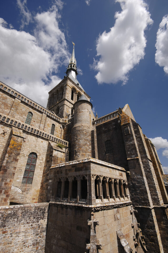 Vue rapprochée de la flèche de l’abbaye du Mont-Saint-Michel