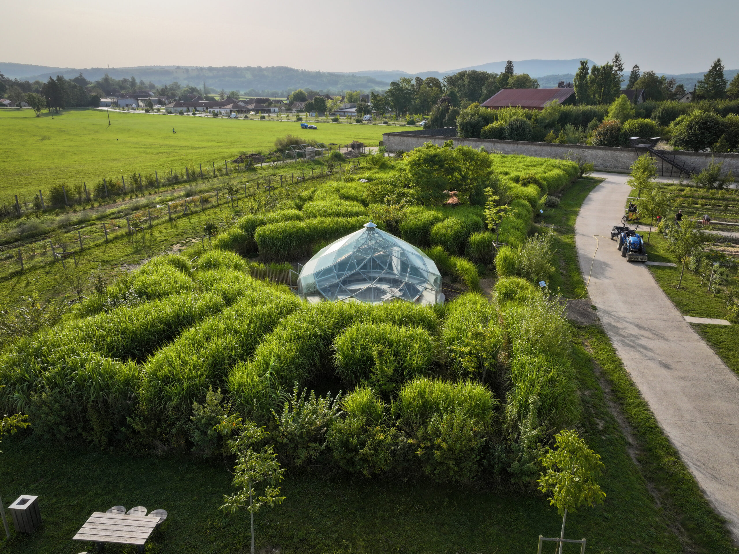 Les jardins de la saline royale d’Arc-et-Senans avec la serre
